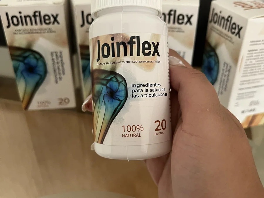 Clienta sosteniendo un frasco real de Joinflex